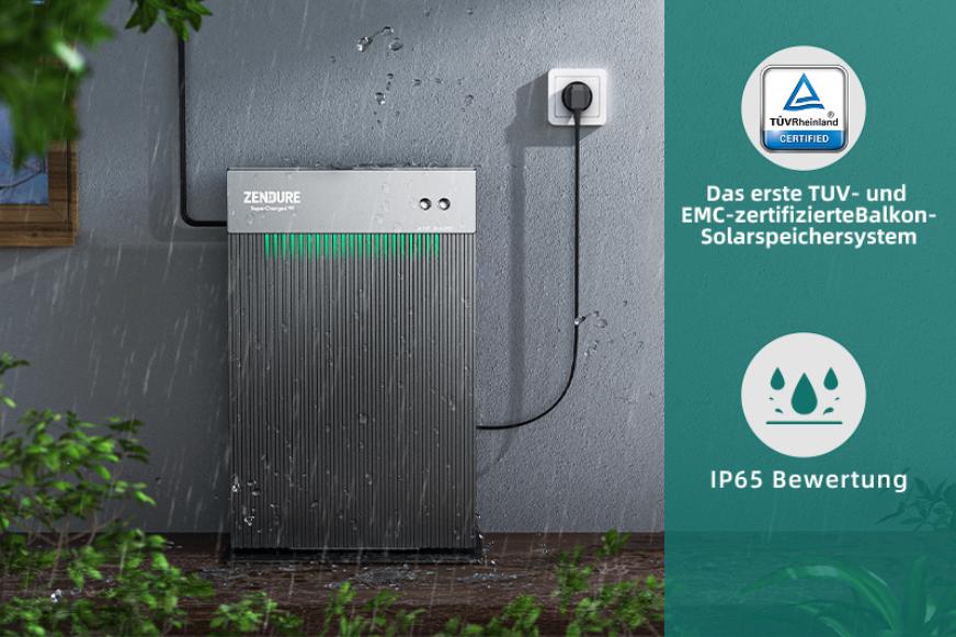 Der Zendure AIO 2400 Balkonkraftwerk Speicher steht im Regen und ist TÜV.